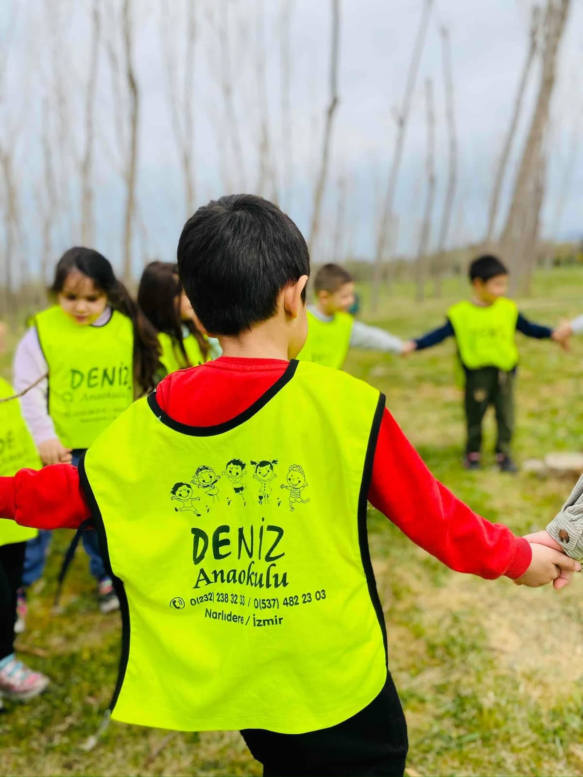 Açık havada doğa hareketi ve çocuk yogası sevgi çemberi