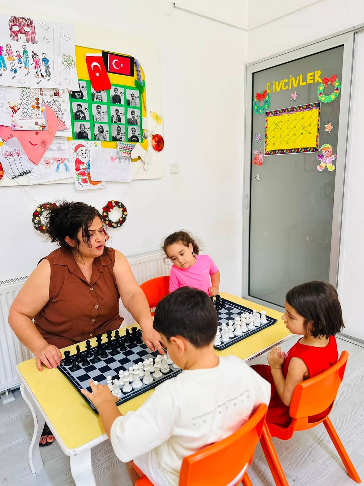 Fulya Gökoğlu eşliğinde satranç dersinde öğrenciler strateji geliştiriyor