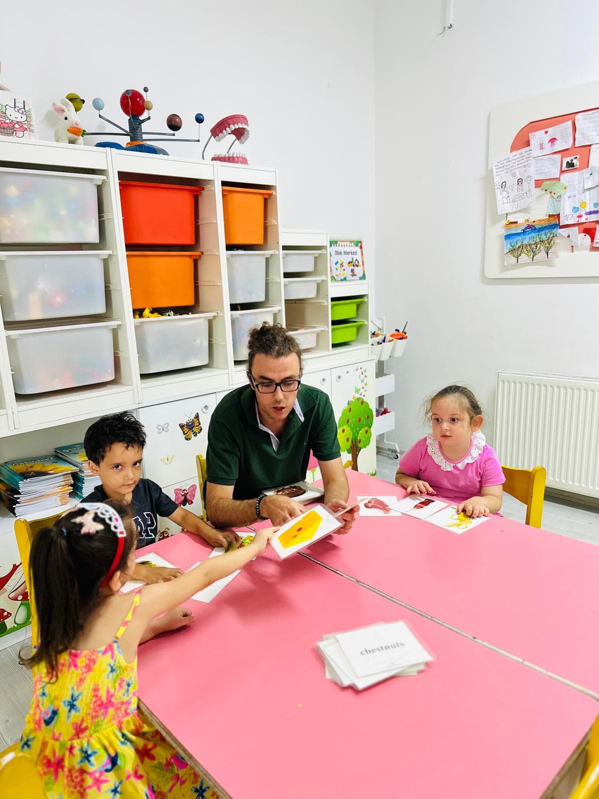 Eğlenceli İngilizce dersinde görsel kartlar ve öğretmen eşliğinde öğrenme