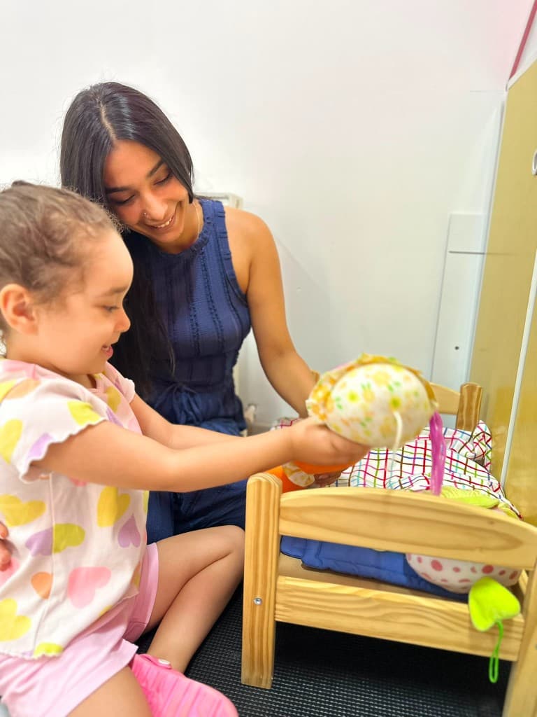 Deniz Anaokulu'nda öğretmen ve çocukla oyun temelli öğrenme