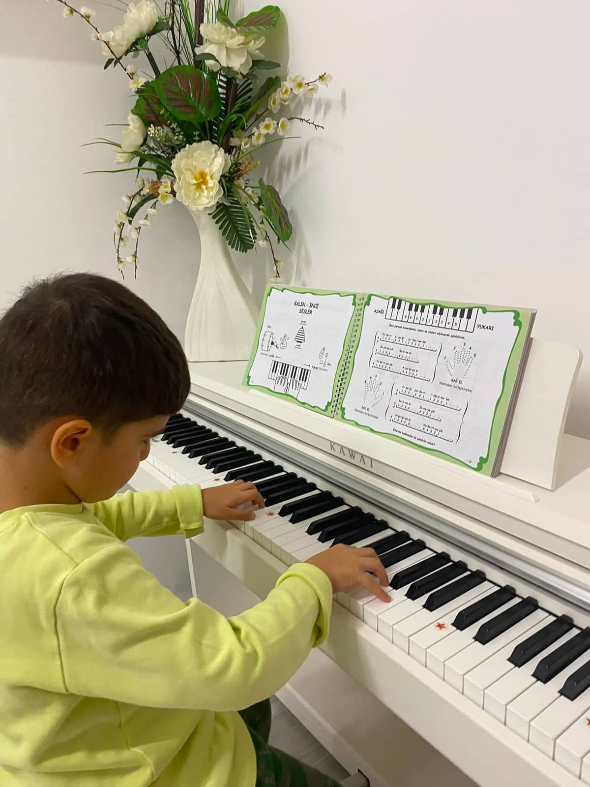 Kawai piyanosunda birebir piyano ve nota eğitimi