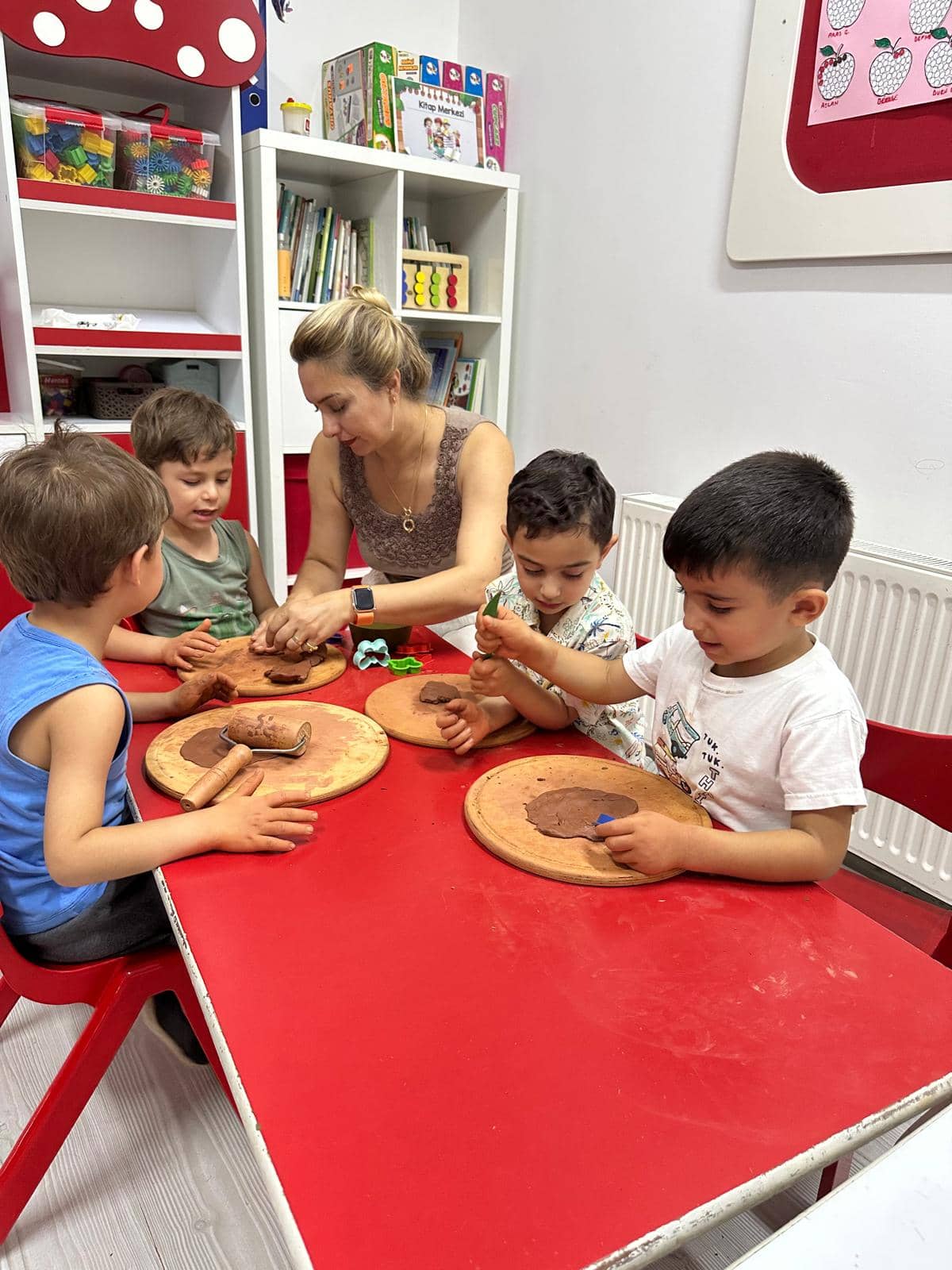 4 yaş Kelebekler sınıfı — keşif ve satranç köşesi